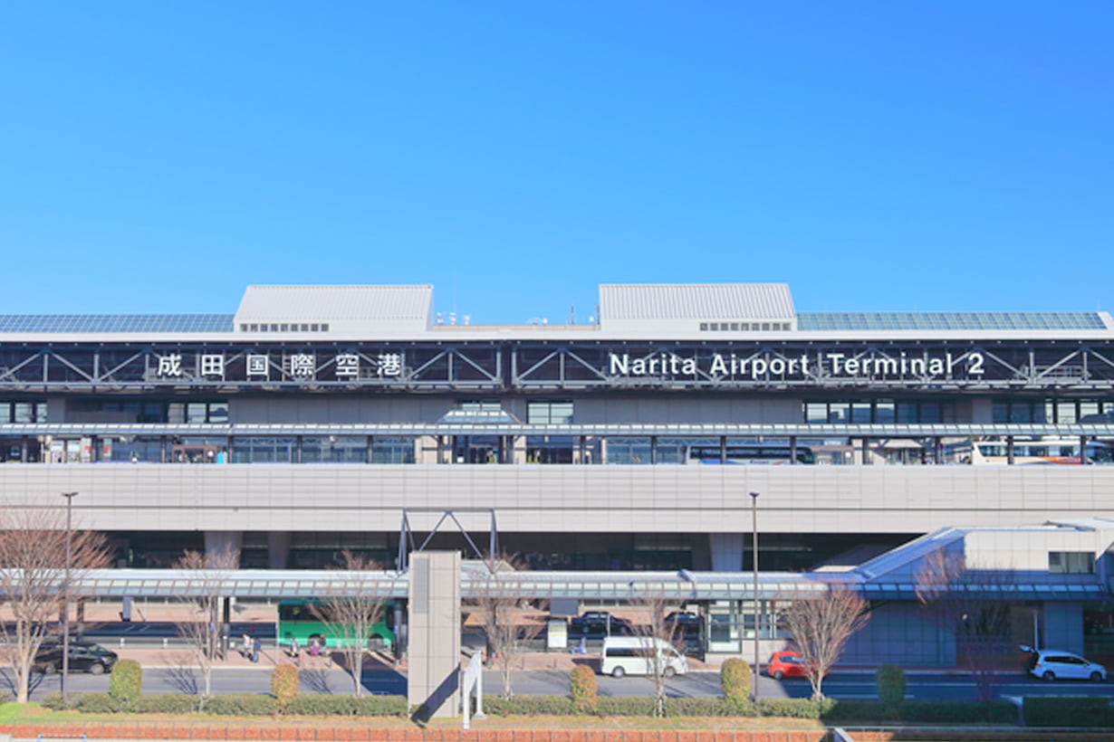 抵達成田空港。與司機會面