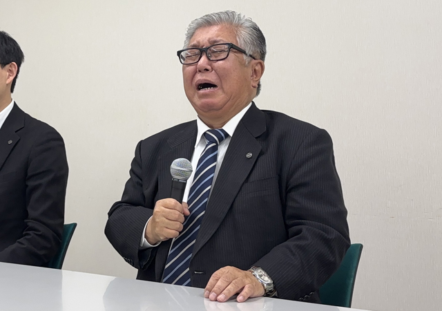 記者会見する三和交通の溝口代表取締役部長（神奈川県横浜市）