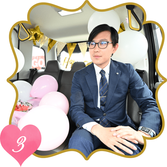 サプライズタクシーでお祝い相手の元へ向かうスーツを着た男性